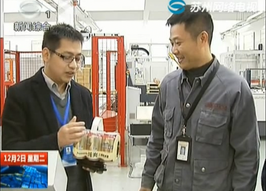 孫總（左一）企業(yè)輔導現(xiàn)場接受媒體采訪